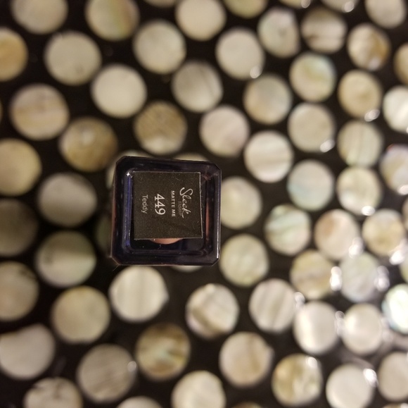 Makeup - Picture 2 of 3